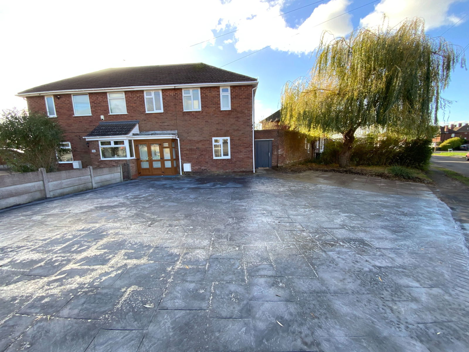 3 bedroom Semi-detached house Under Offer