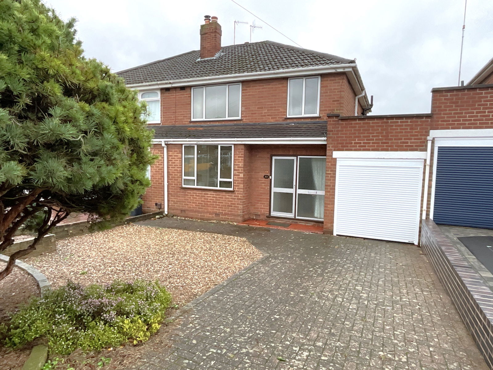 3 bedroom Semi-detached house Under Offer