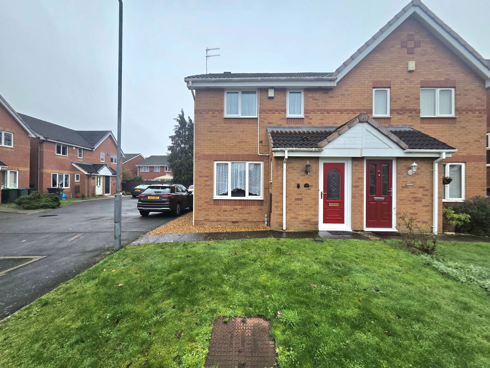3 bedroom Semi-detached house Under Offer