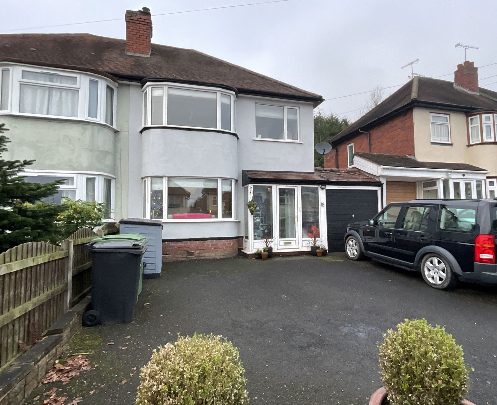 3 bedroom Semi-detached house Under Offer