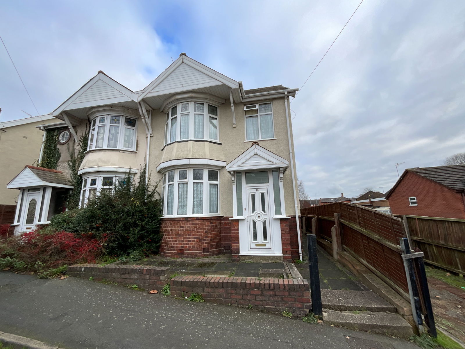 3 bedroom Semi-detached house For Sale