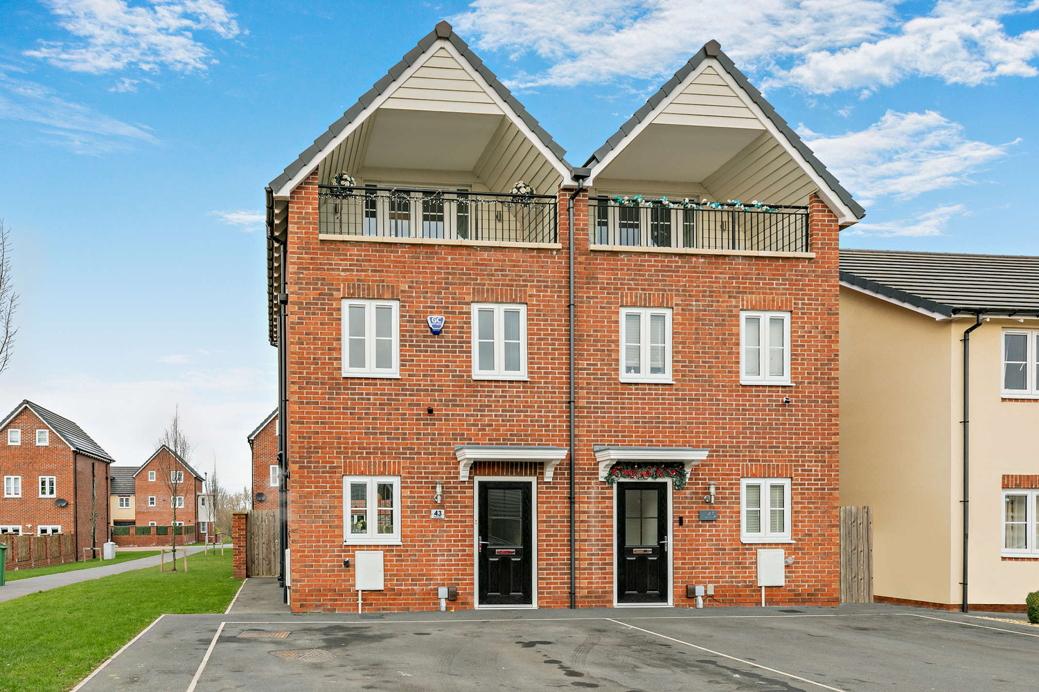 3 bedroom Semi-detached house Sold