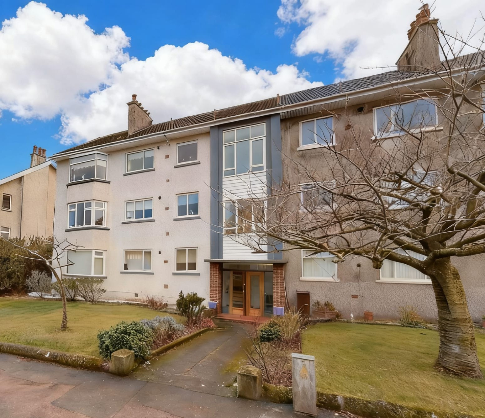 2 bedroom Ground floor flat Under Offer