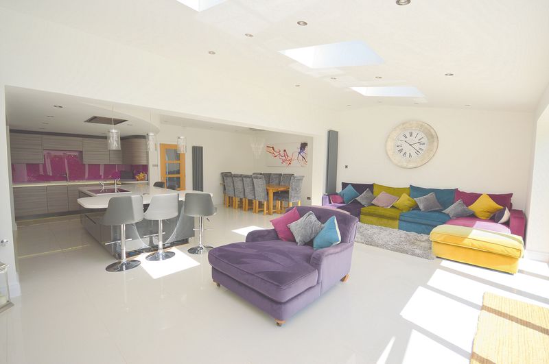 5 bedroom Link detached house For Sale