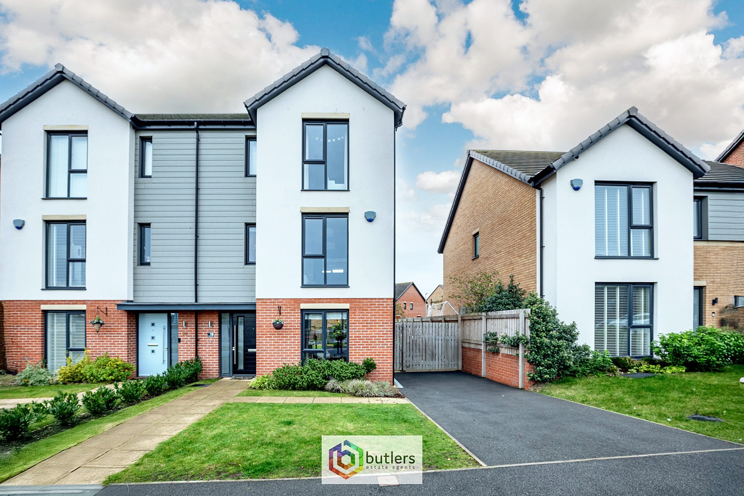 4 bedroom Semi-detached house Under Offer