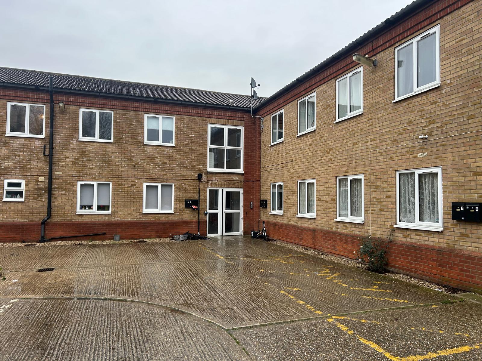 3 bedroom Flat To Let