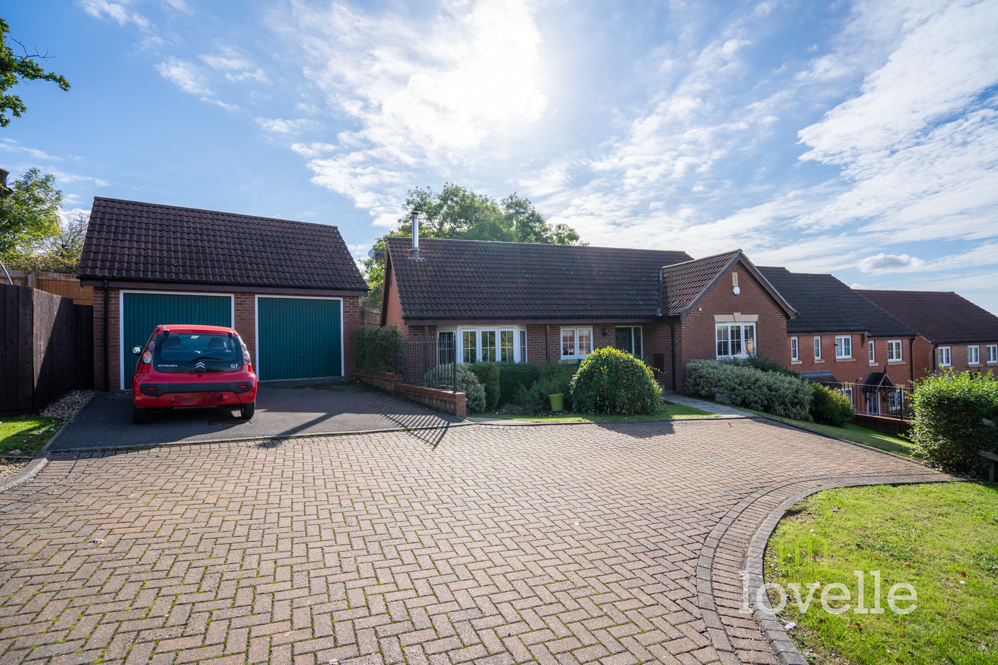 3 bedroom Detached bungalow For Sale