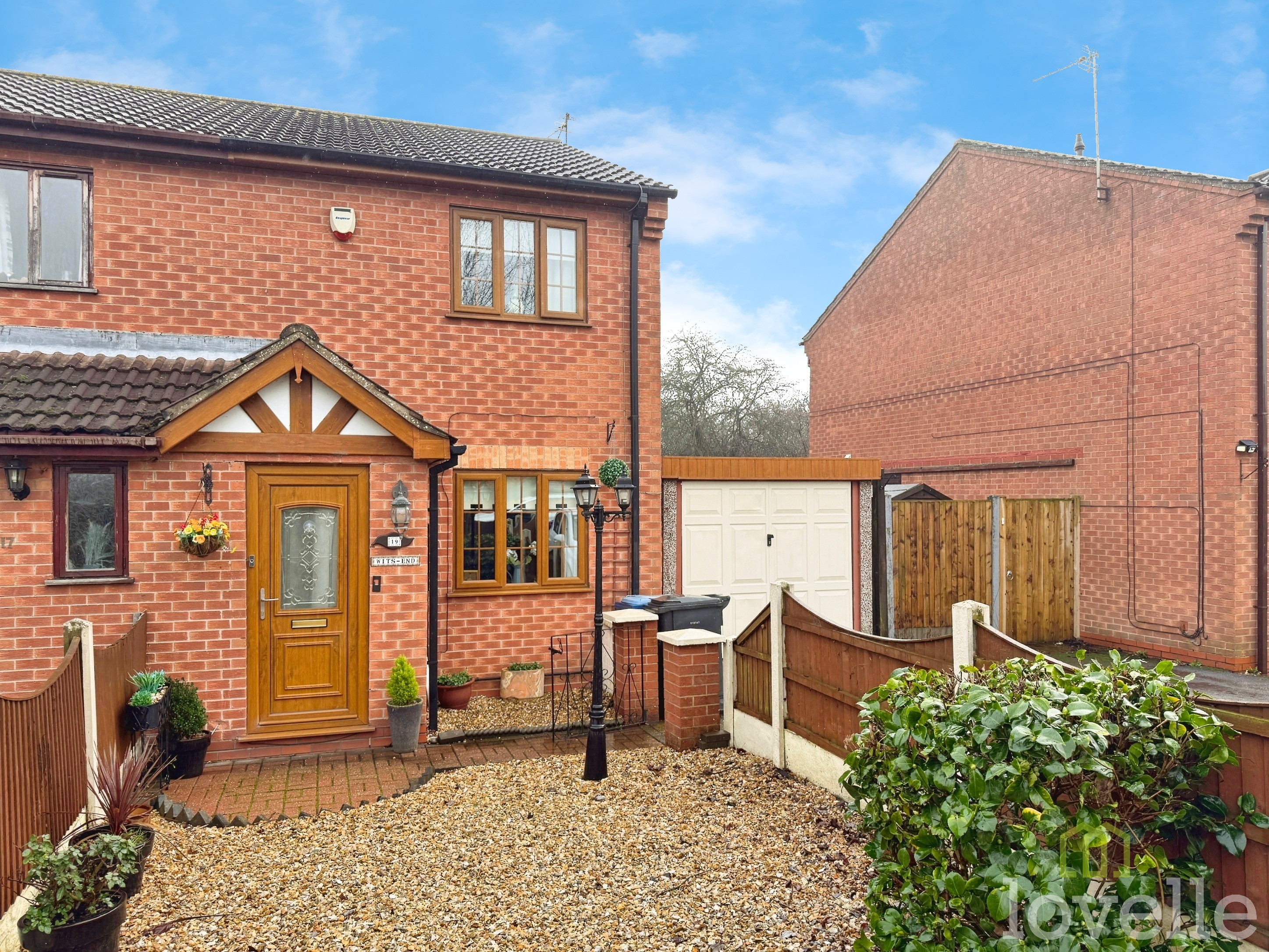 2 bedroom Semi-detached house Under Offer