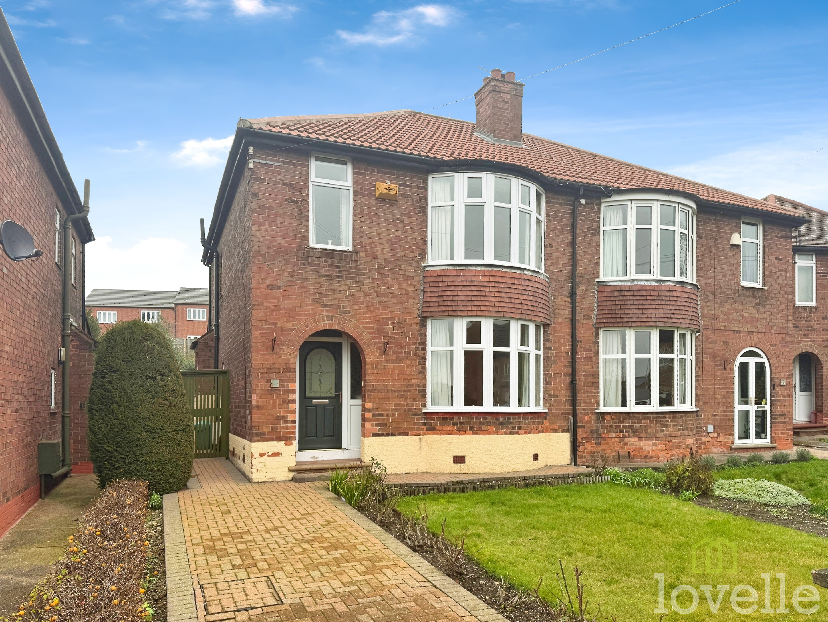 3 bedroom Semi-detached house Under Offer