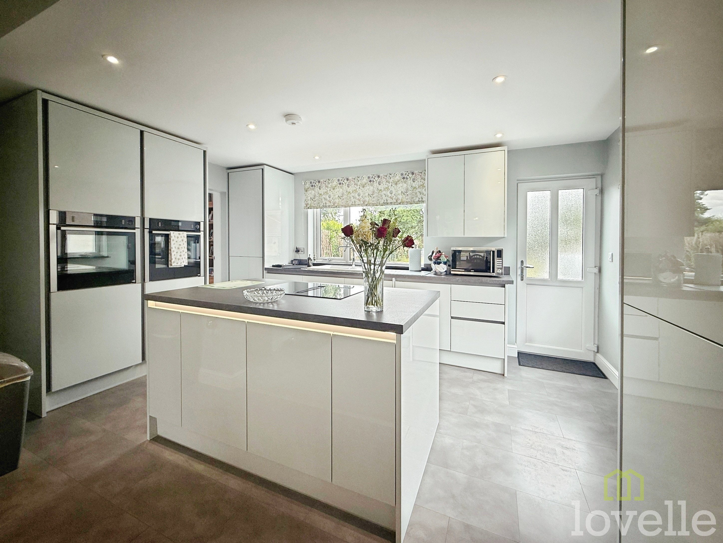 3 bedroom Semi-detached house Under Offer