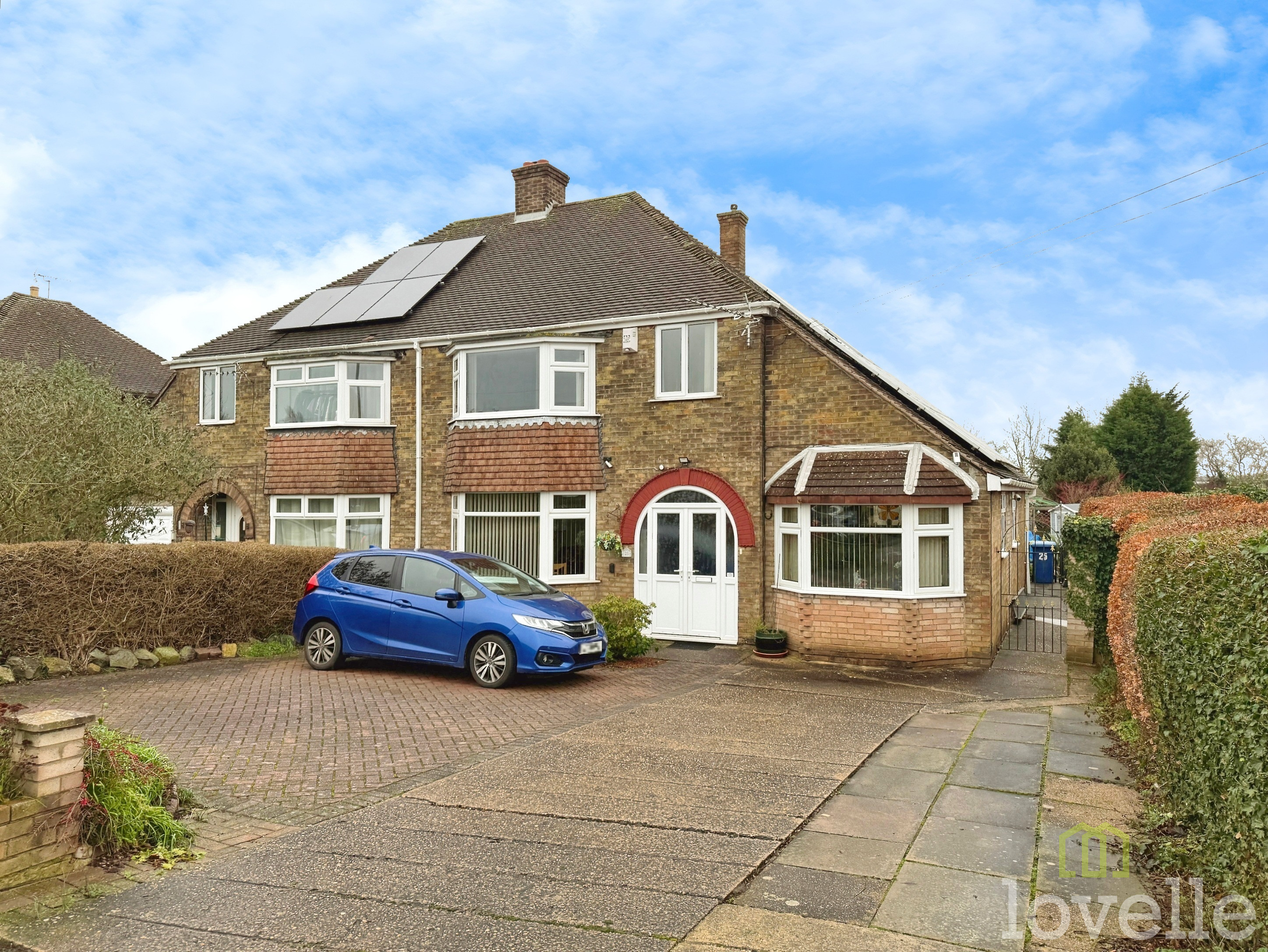 3 bedroom Semi-detached house Under Offer