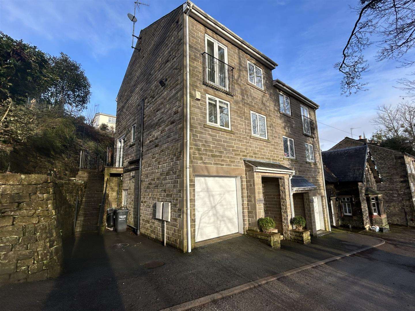 4 bedroom Semi-detached house Under Offer