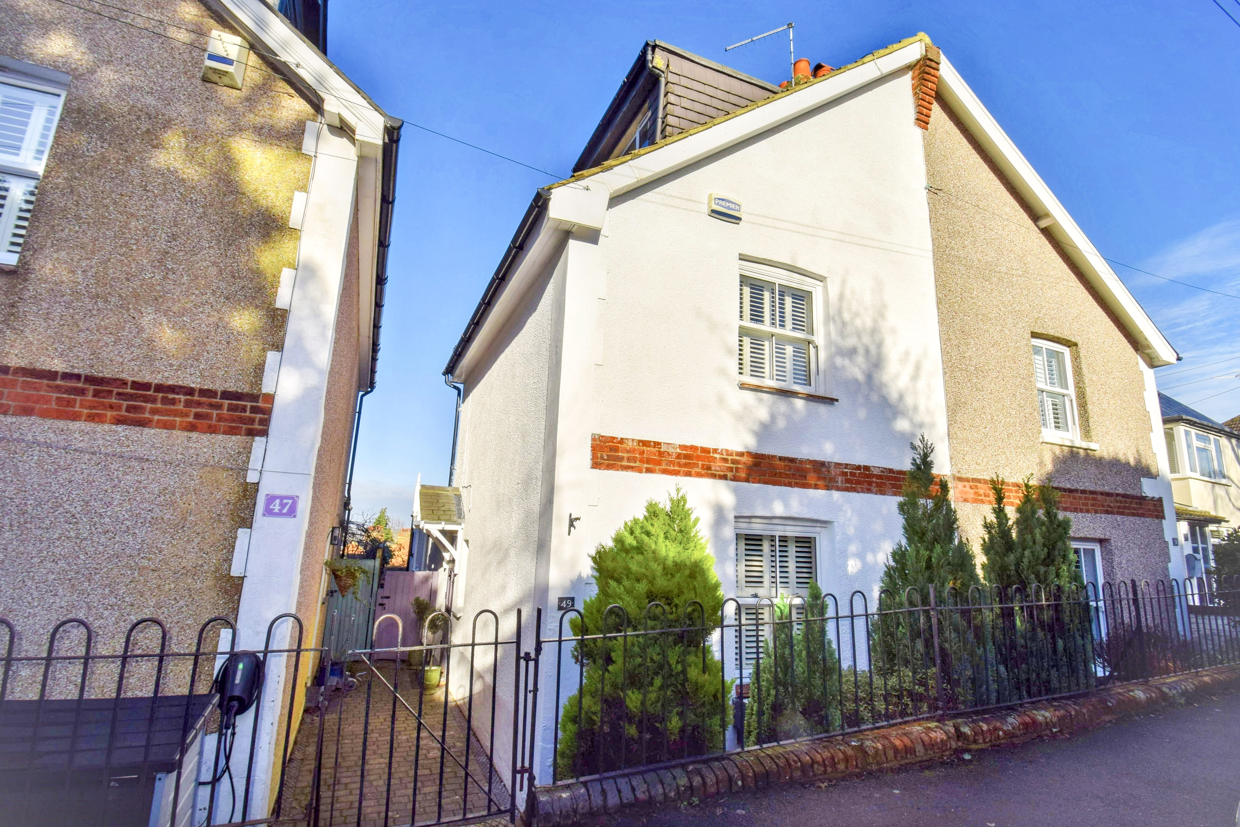 4 bedroom Semi-detached house Under Offer