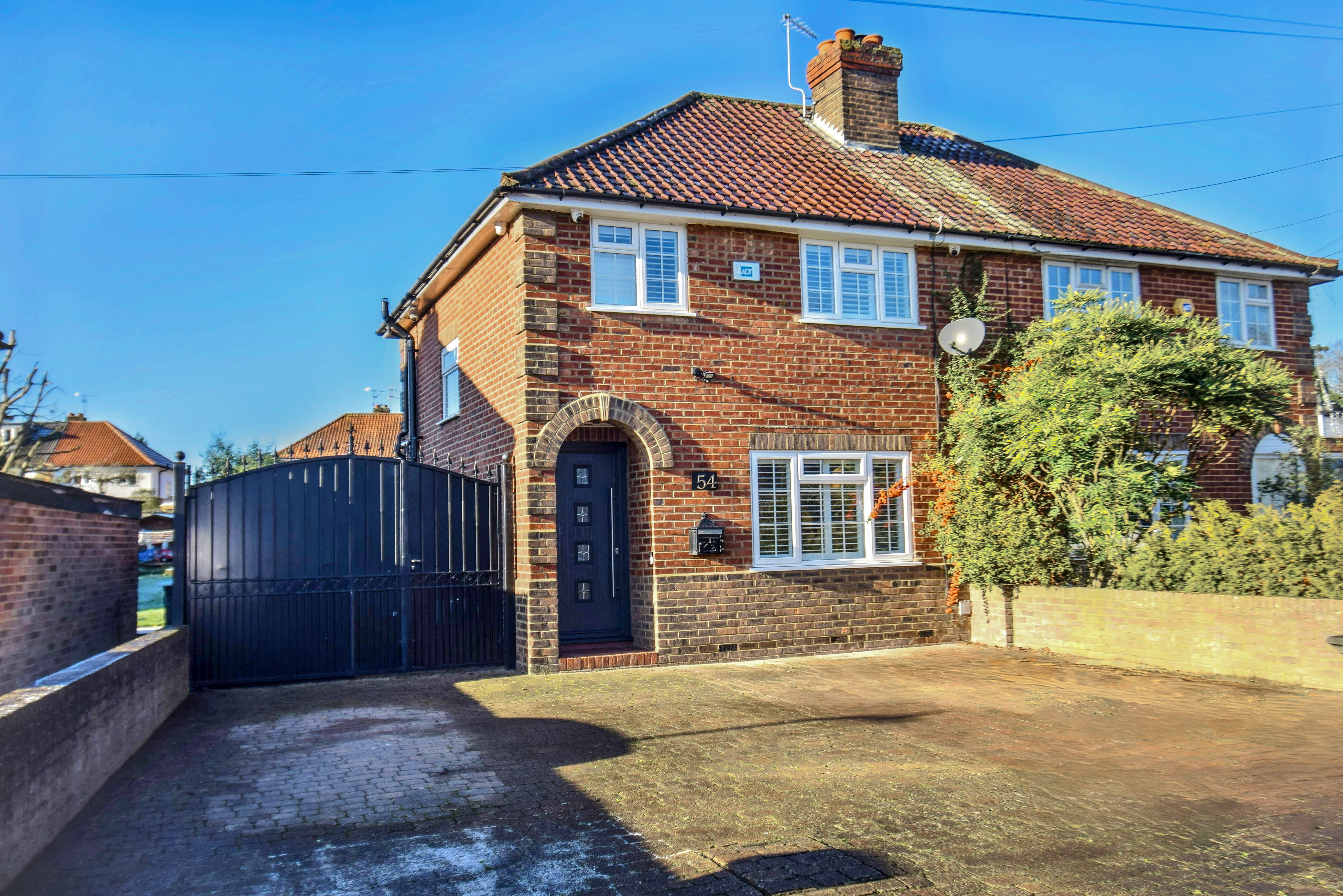 3 bedroom Semi-detached house Under Offer