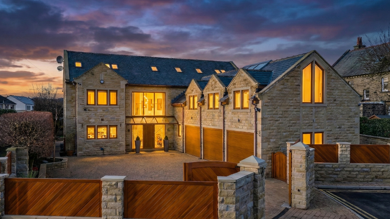 5 bedroom Detached house Under Offer