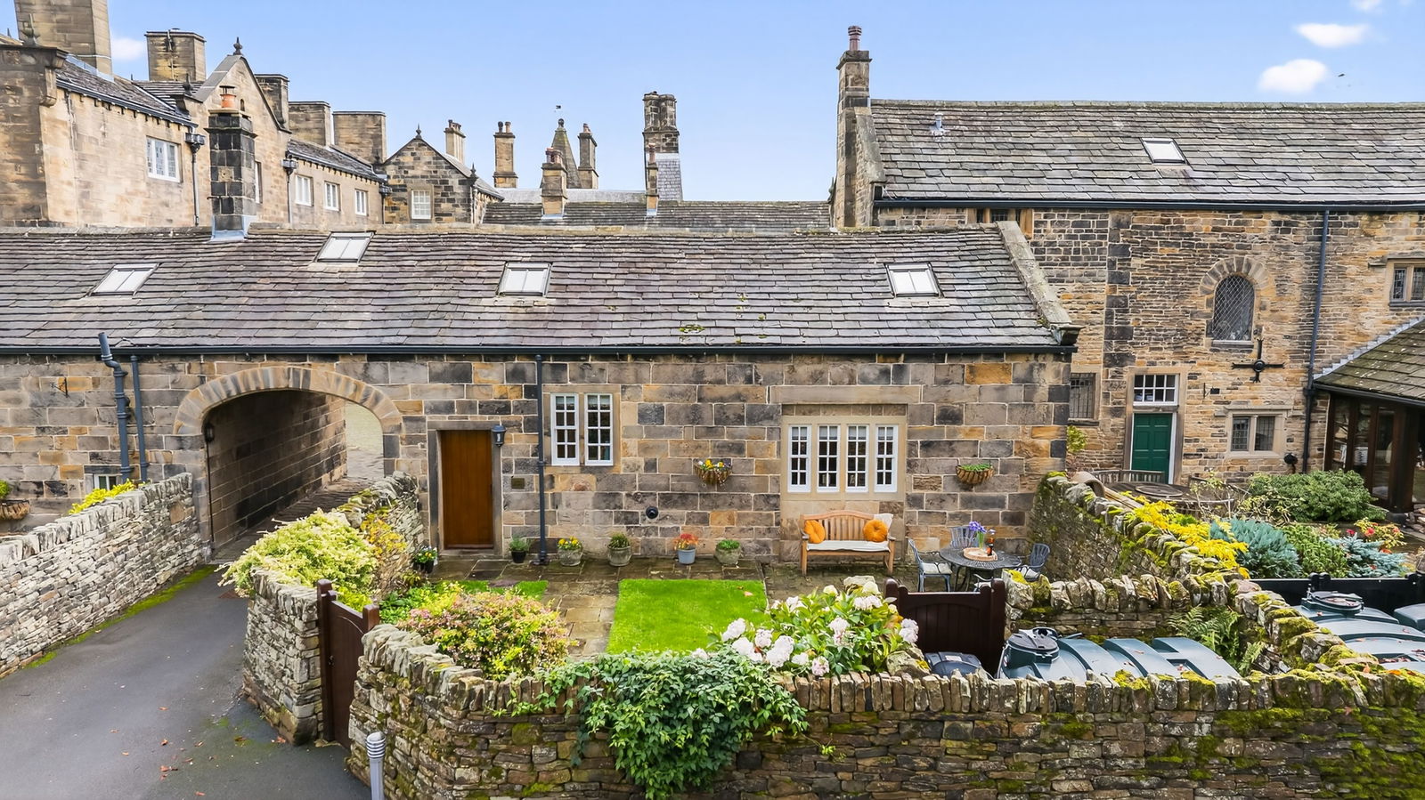 3 bedroom Semi-detached house Under Offer