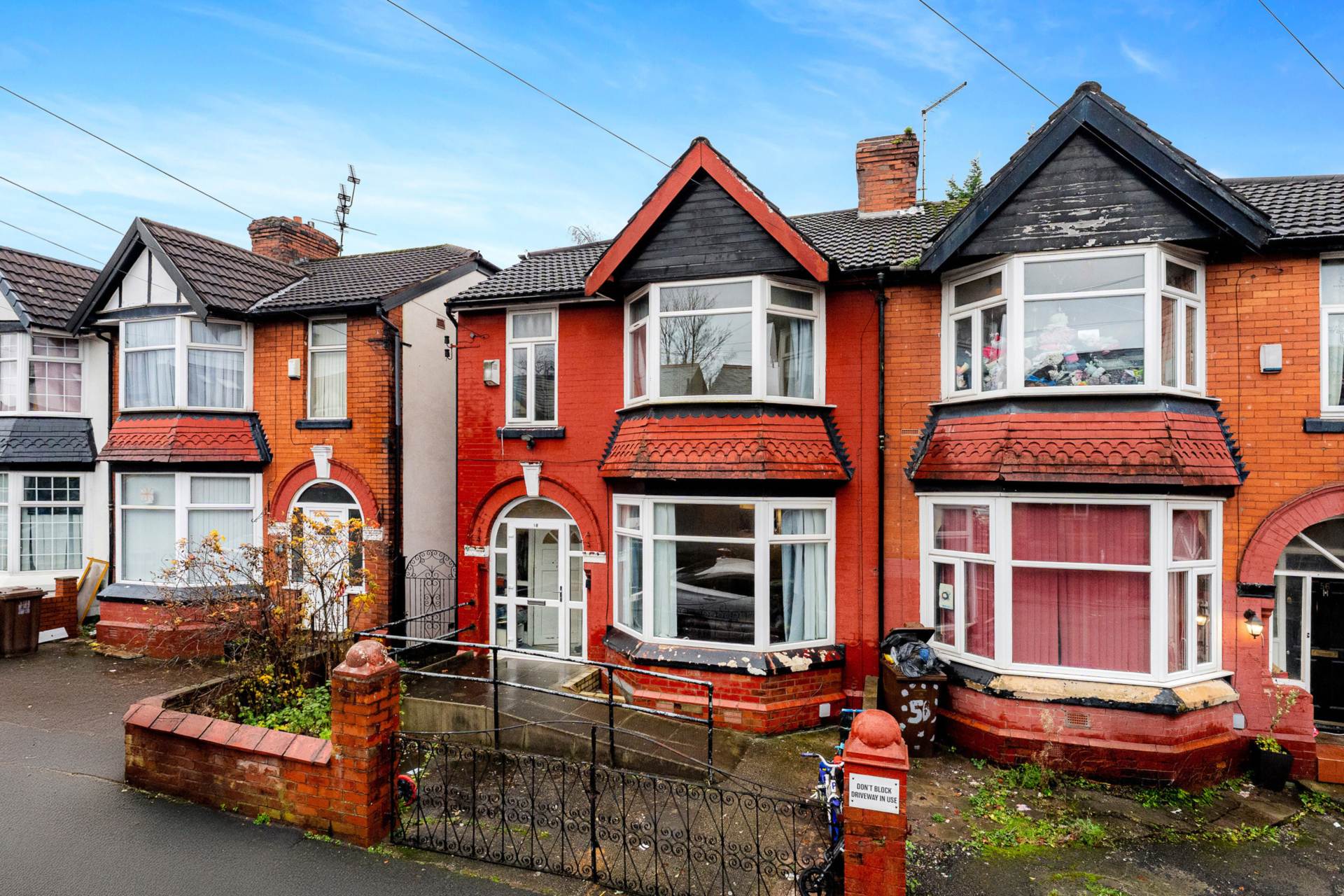 3 bedroom Semi-detached house Under Offer