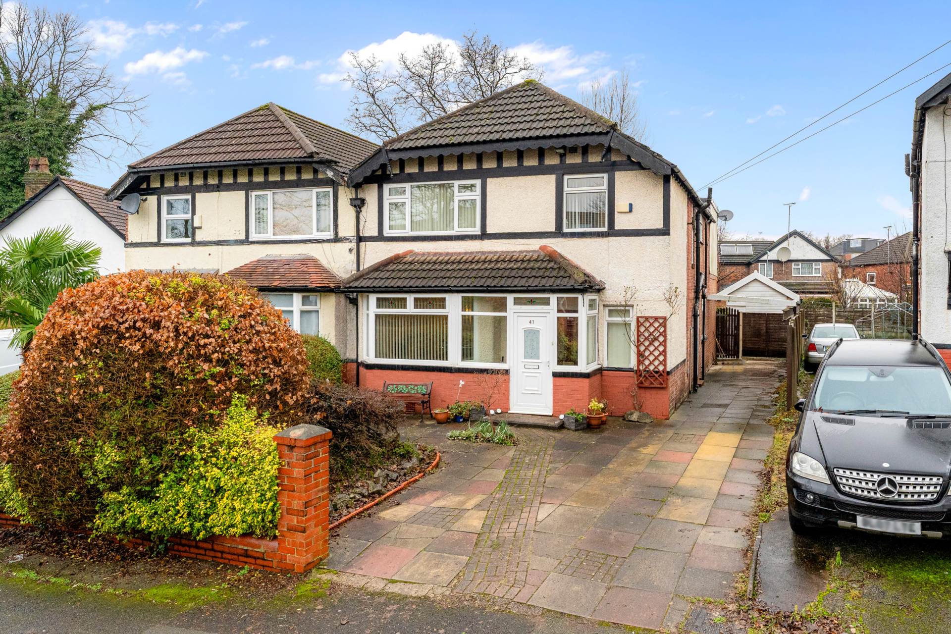 5 bedroom Semi-detached house Under Offer