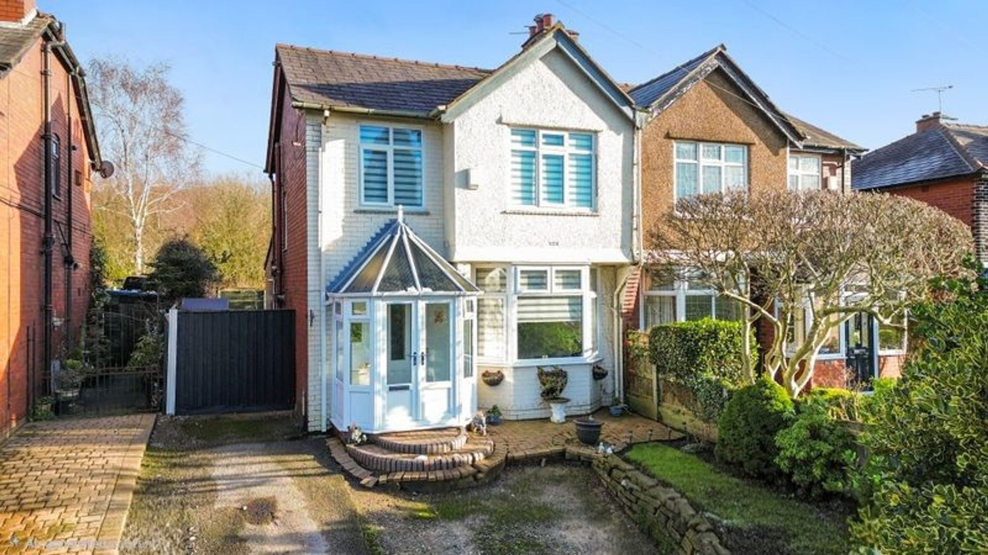 3 bedroom Semi-detached house Under Offer