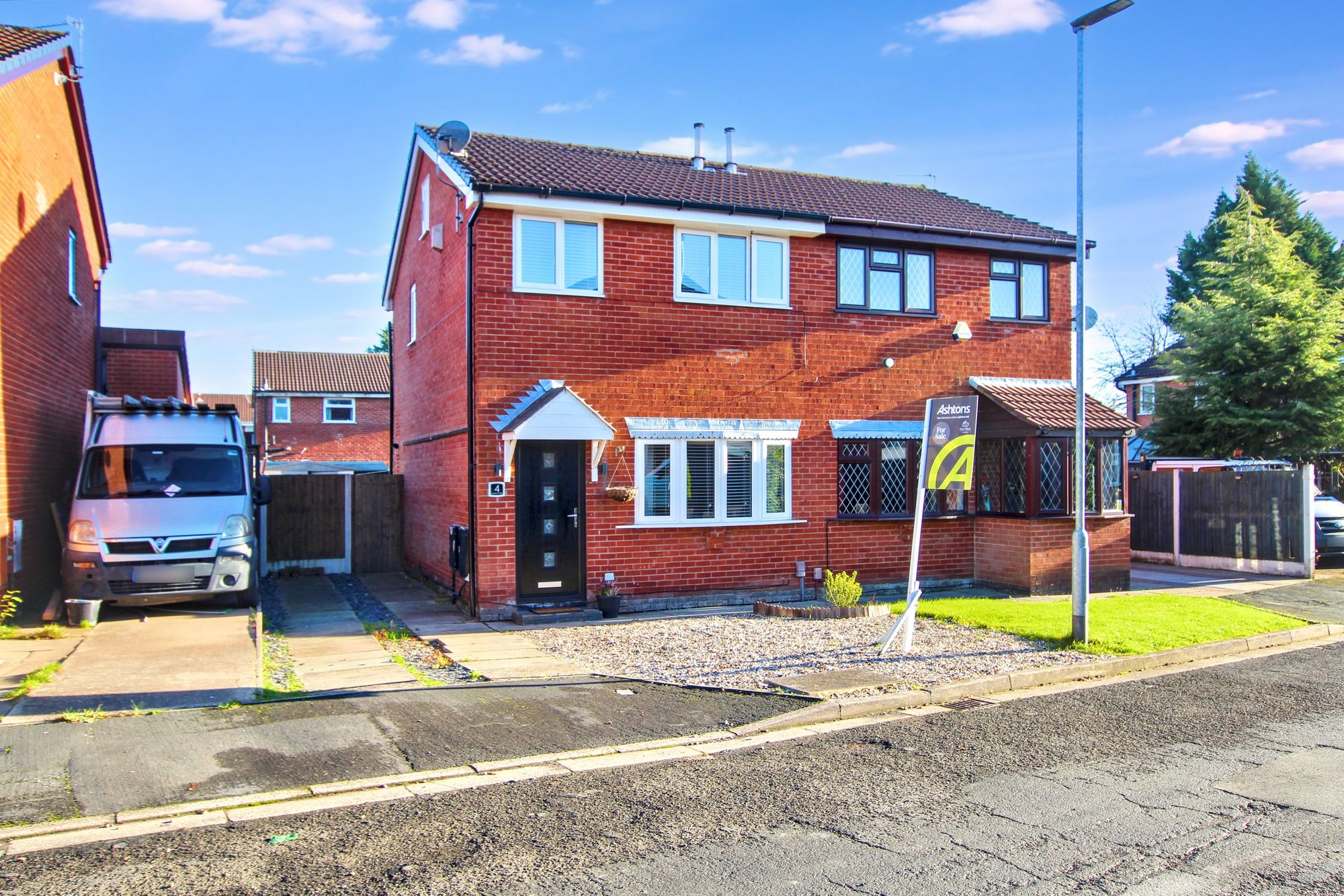 3 bedroom Semi-detached house Under Offer