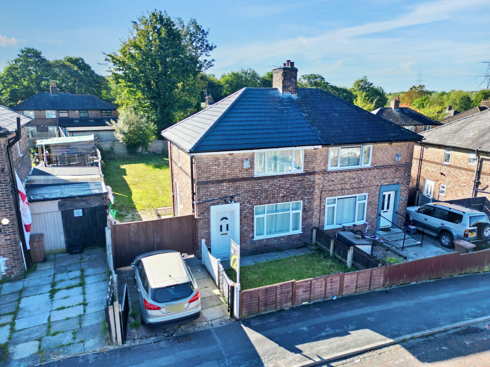 3 bedroom Semi-detached house Under Offer