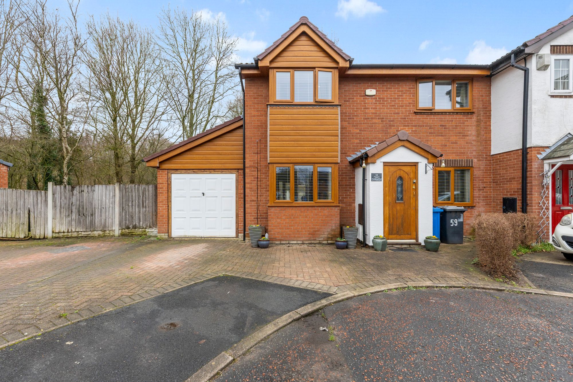 3 bedroom Semi-detached house Under Offer