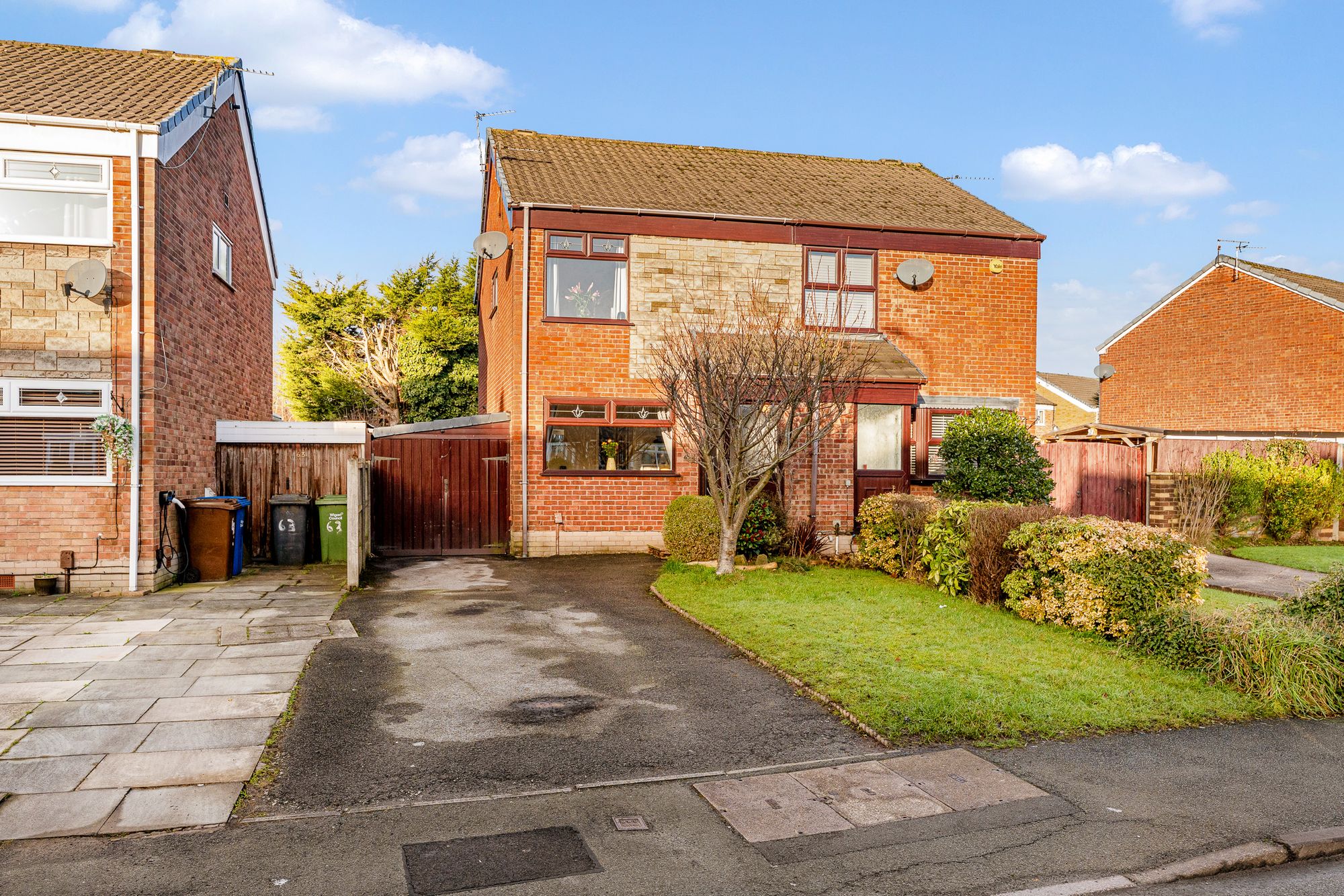 3 bedroom Semi-detached house Under Offer
