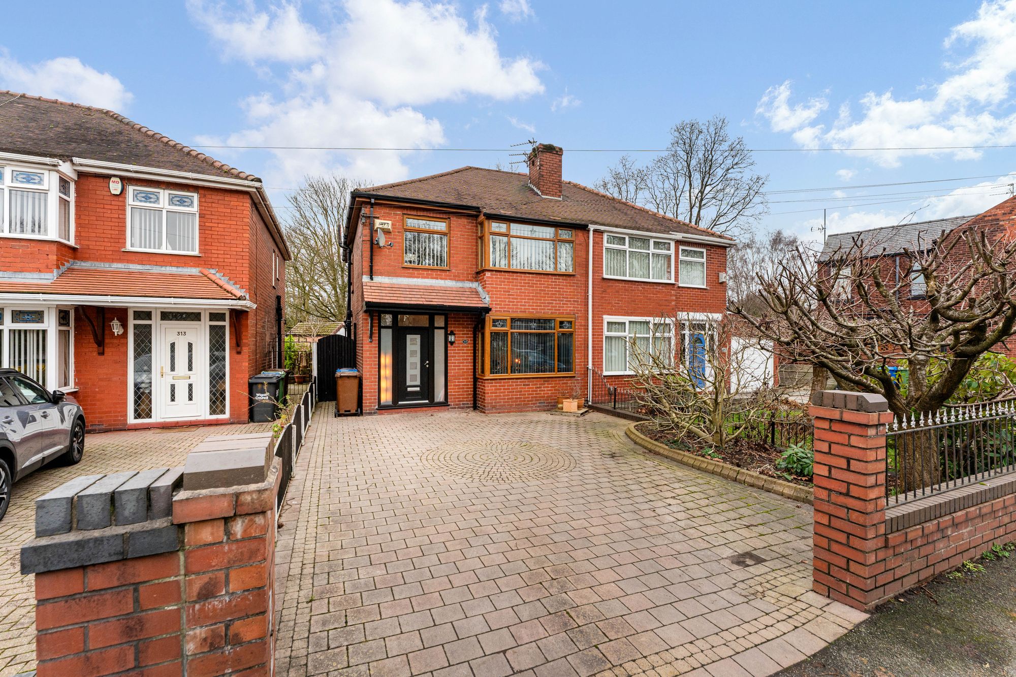 3 bedroom Semi-detached house Under Offer