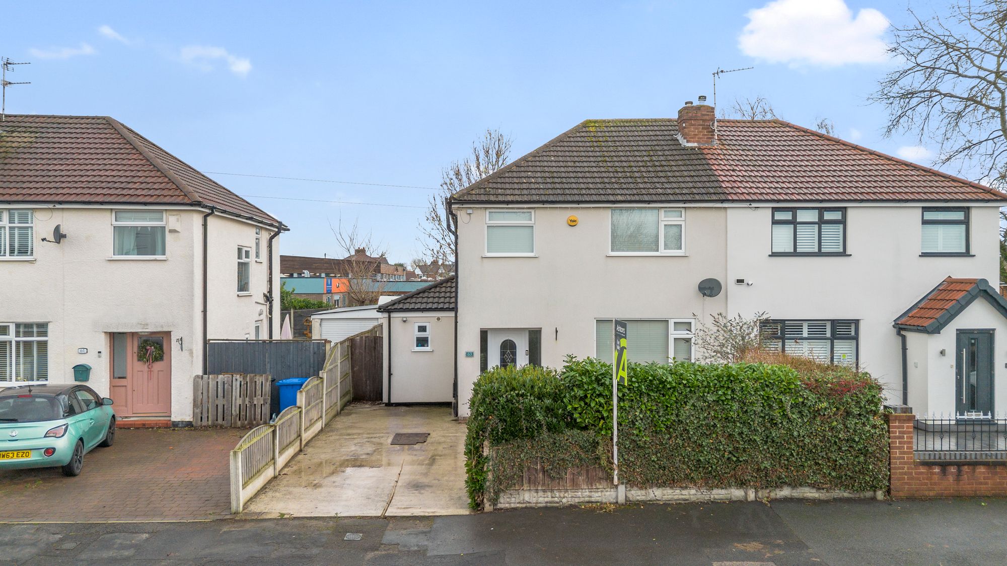 3 bedroom Semi-detached house Under Offer