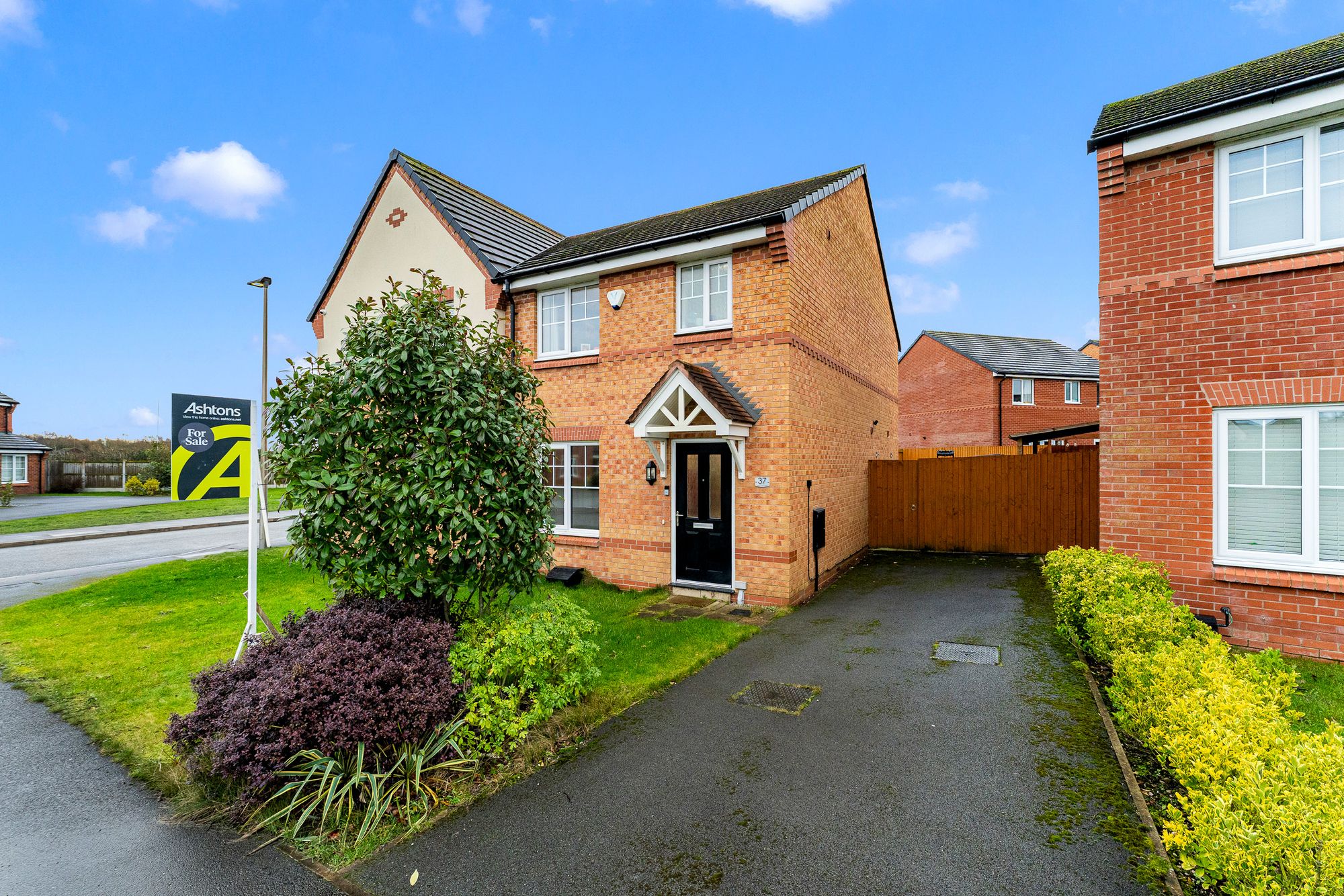 3 bedroom Semi-detached house Under Offer
