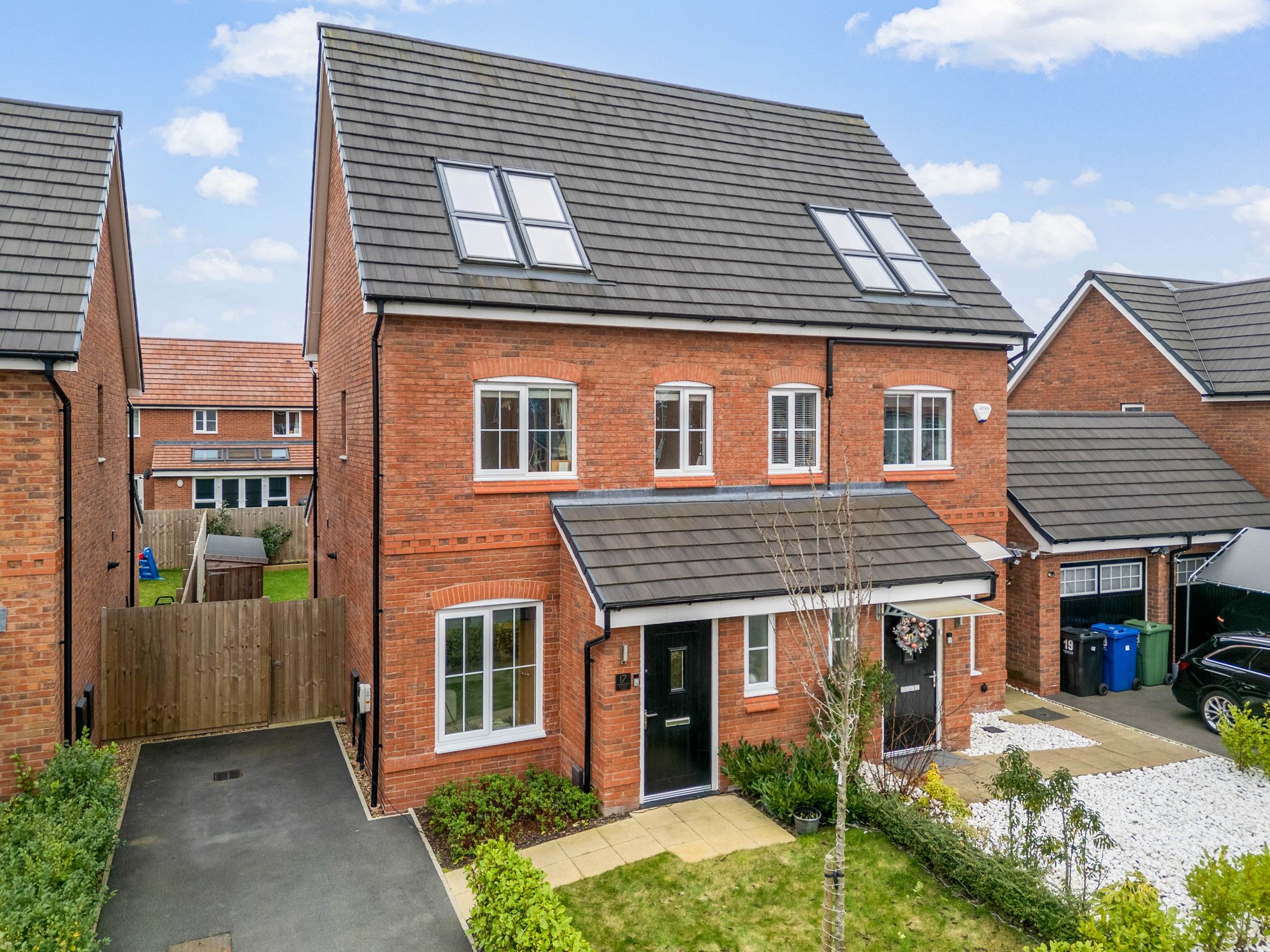 3 bedroom Semi-detached house Under Offer