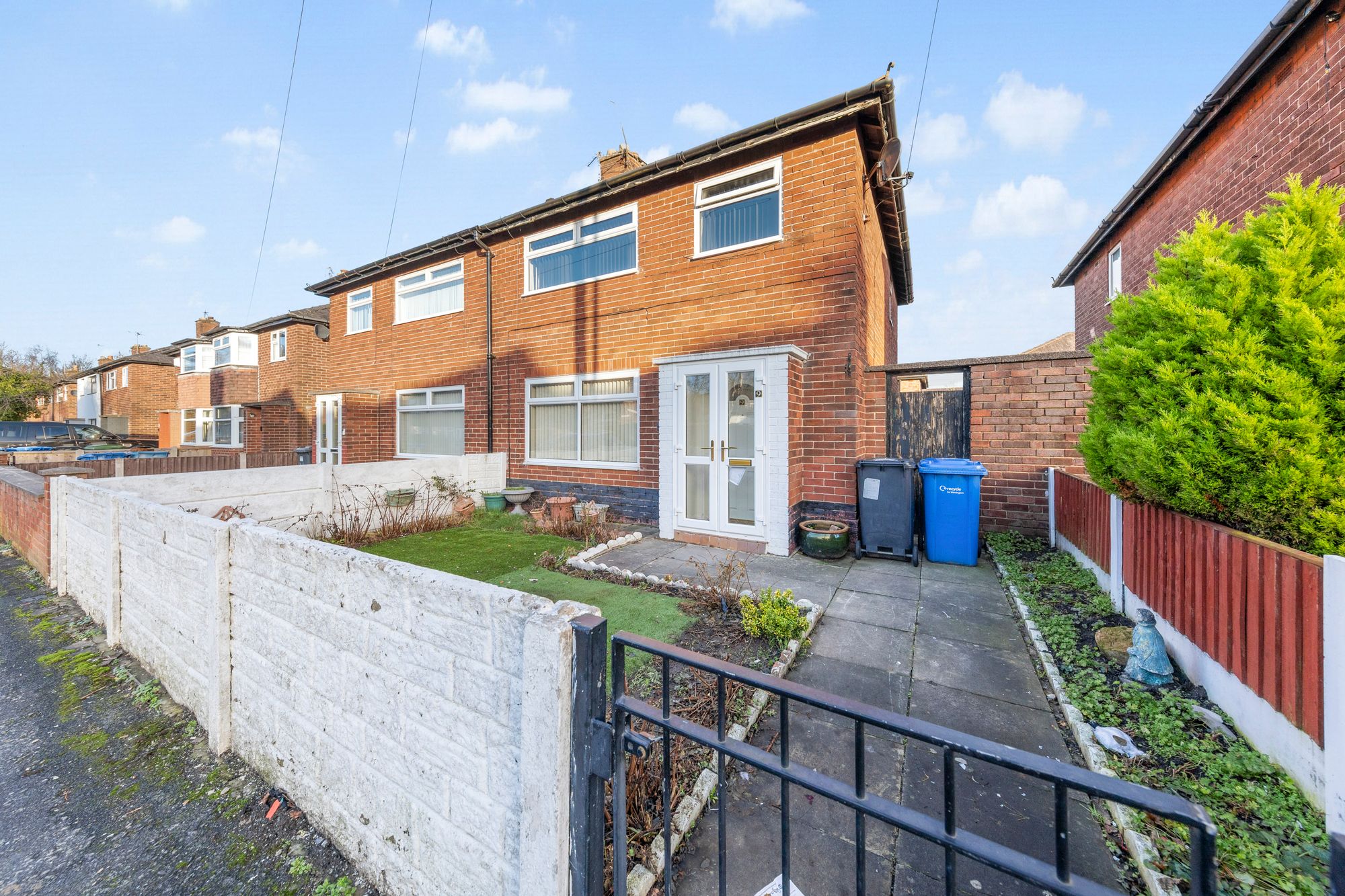 3 bedroom Semi-detached house Under Offer