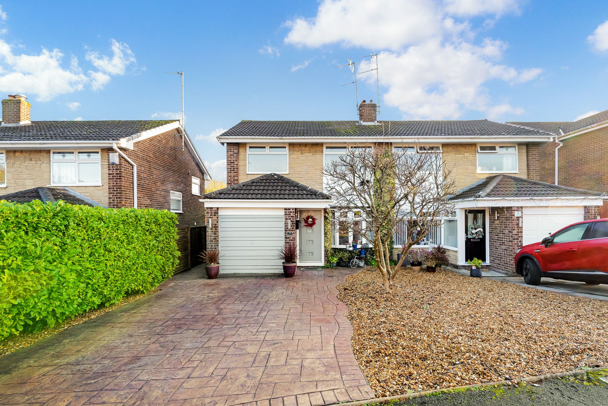 3 bedroom Semi-detached house Under Offer