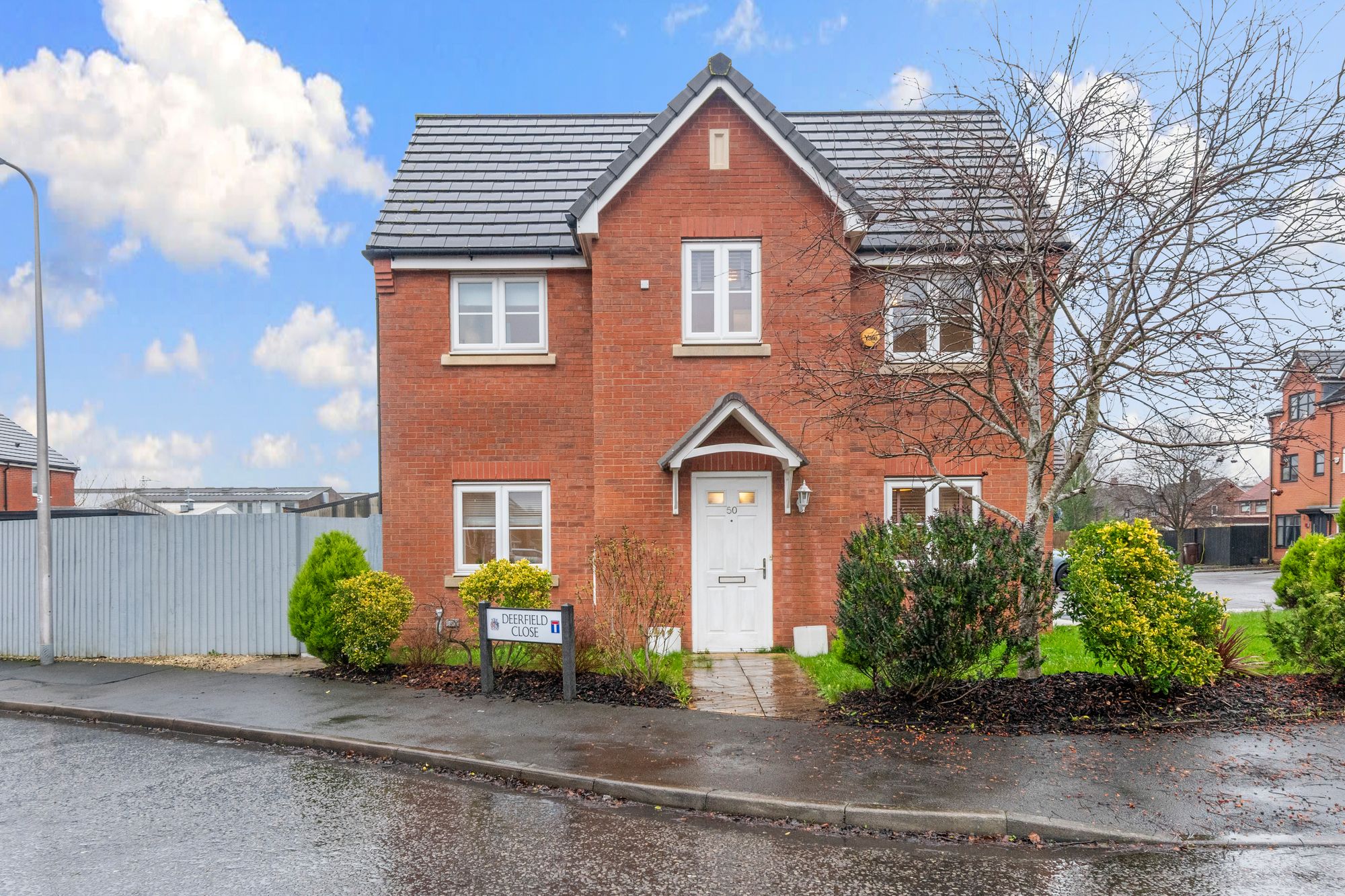 3 bedroom Semi-detached house Under Offer