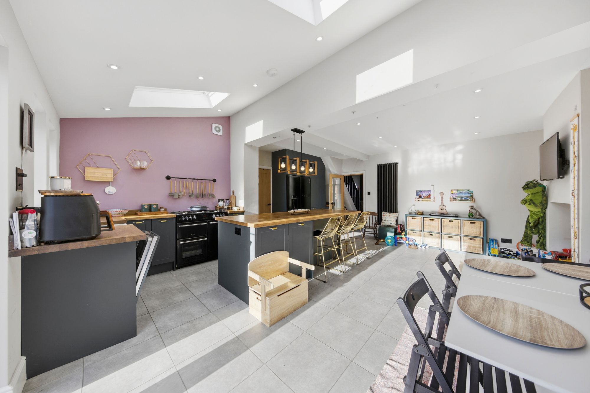 3 bedroom Semi-detached house Under Offer