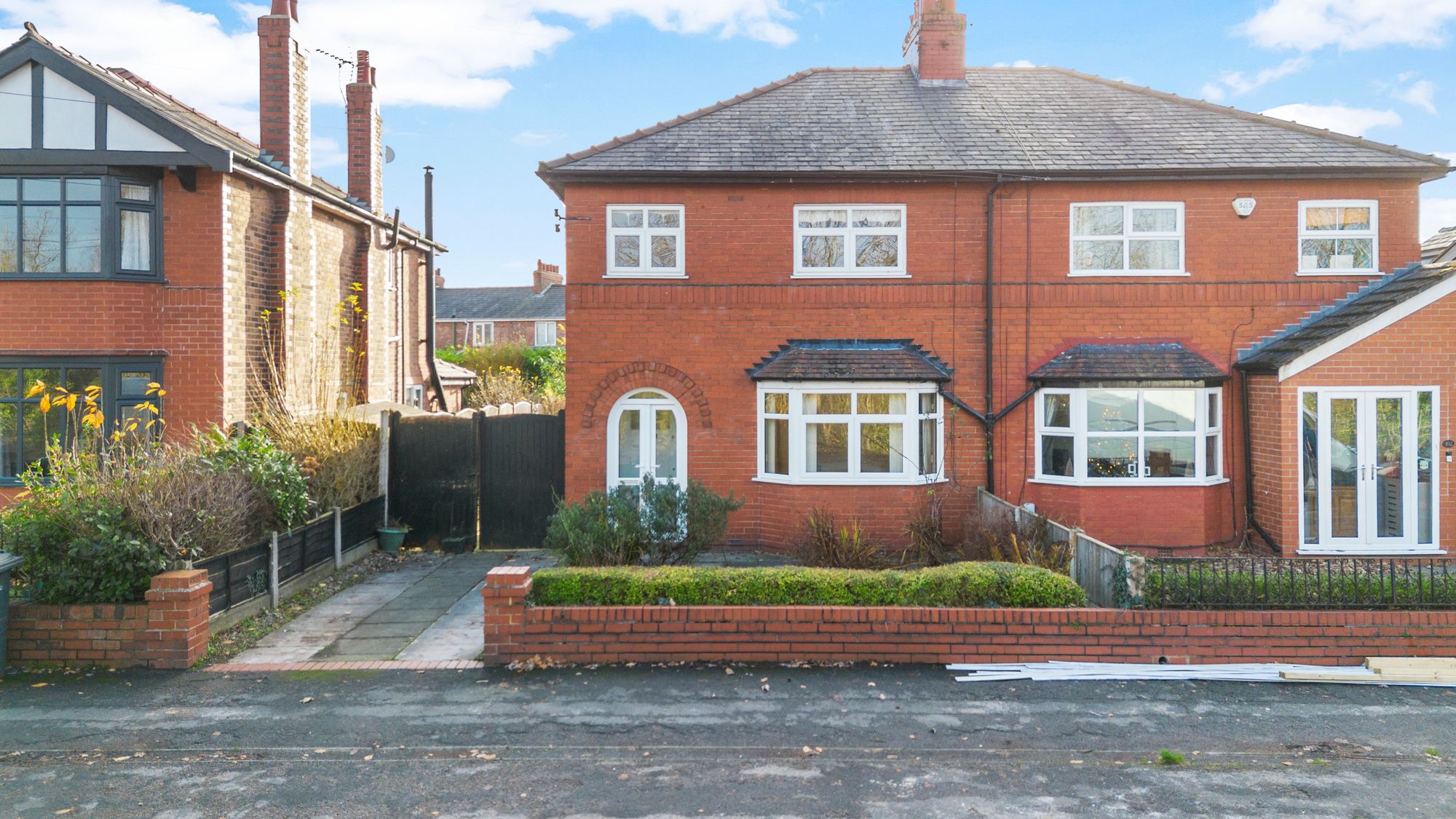 3 bedroom Semi-detached house Under Offer