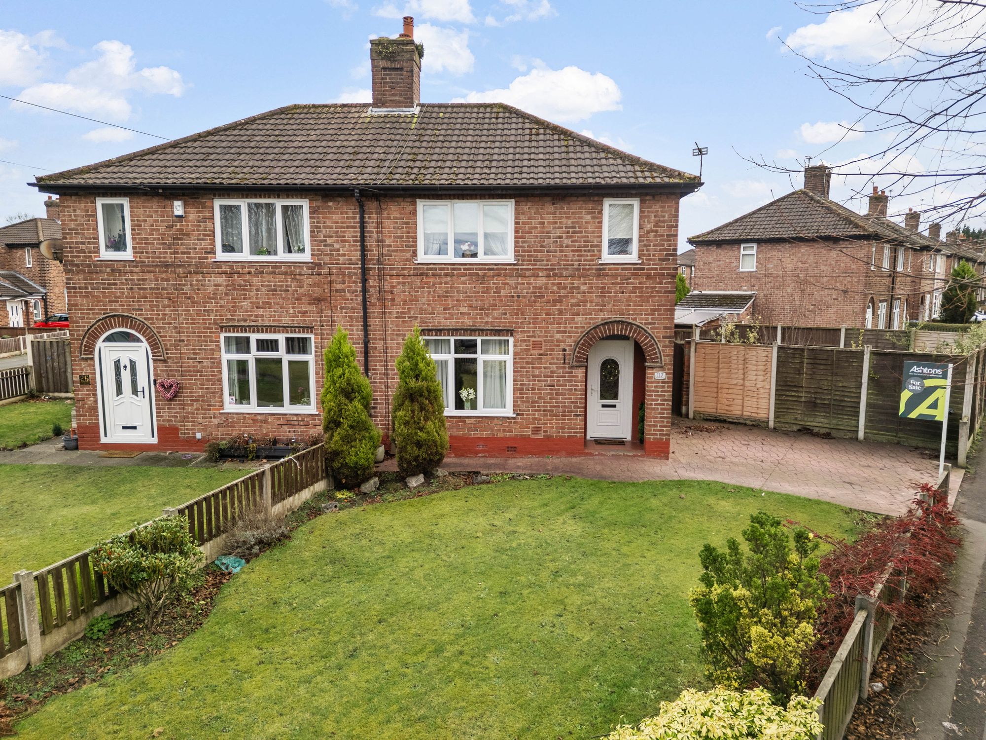 3 bedroom Semi-detached house Under Offer