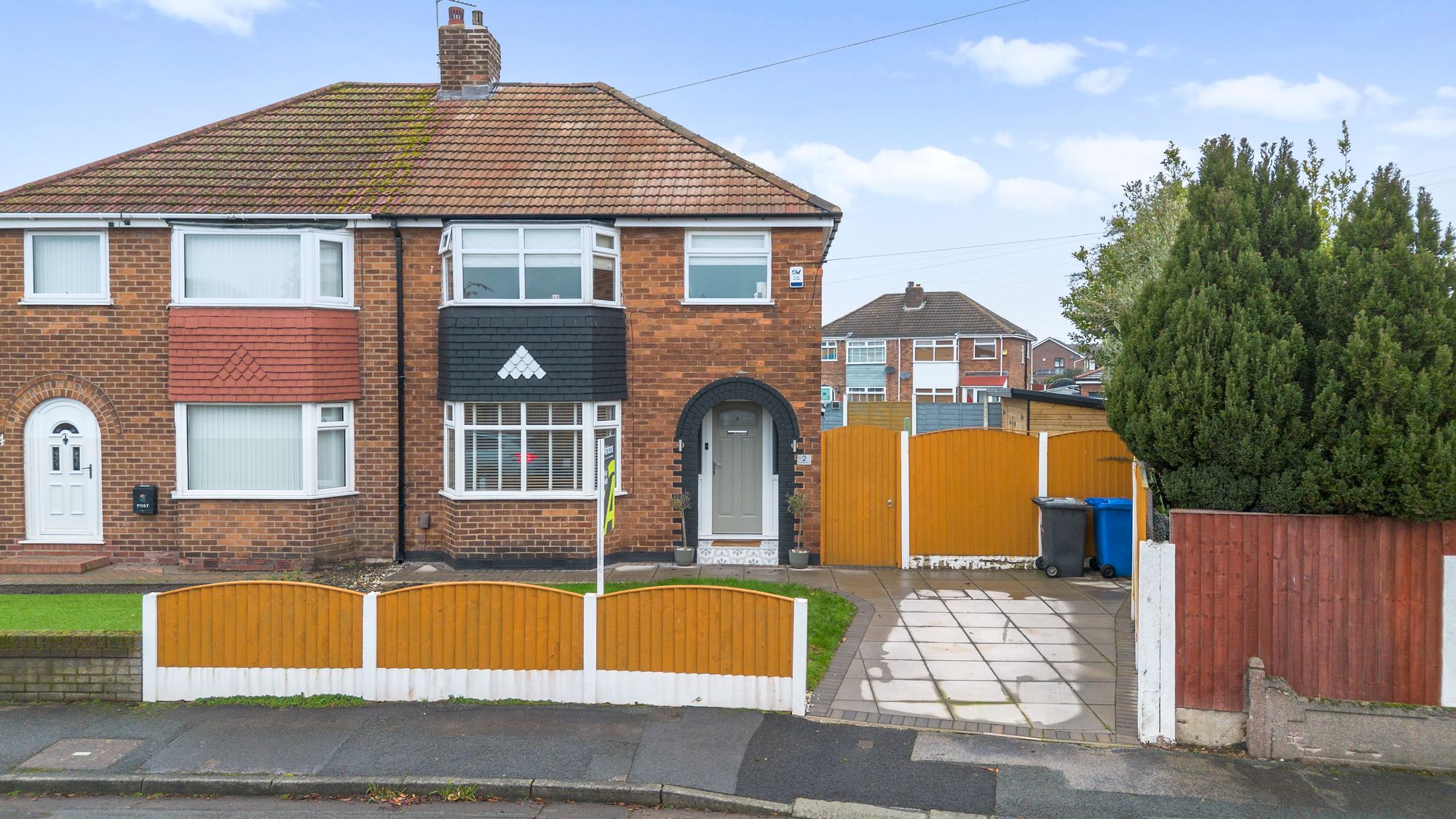 3 bedroom Semi-detached house Under Offer