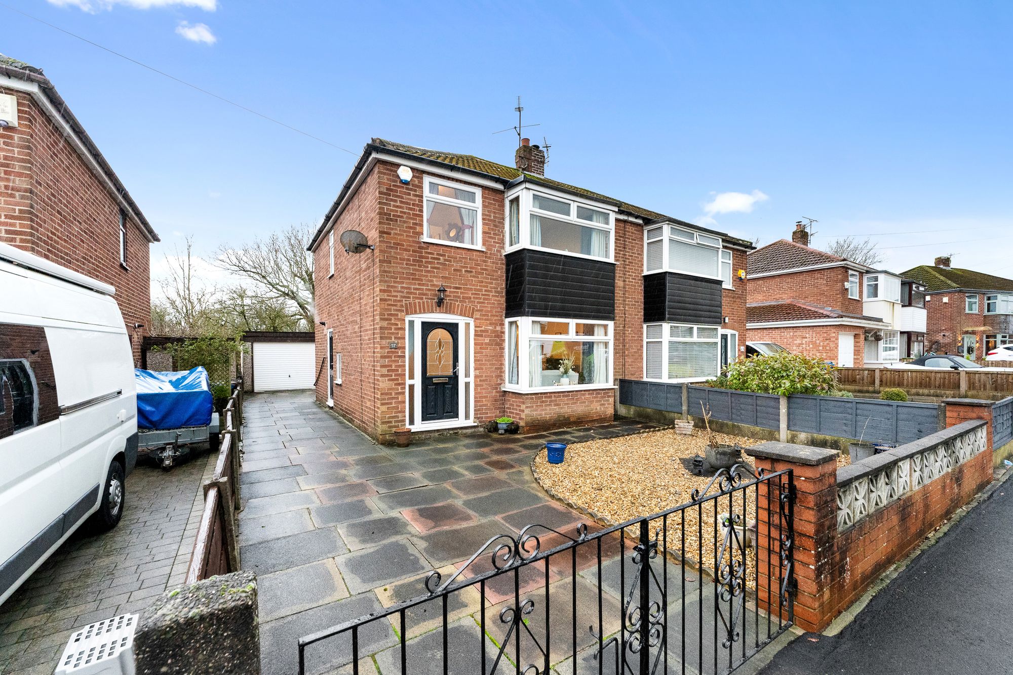 3 bedroom Semi-detached house Under Offer