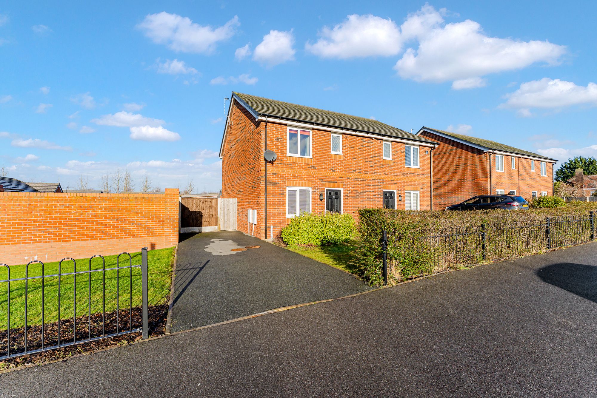 3 bedroom Semi-detached house Under Offer