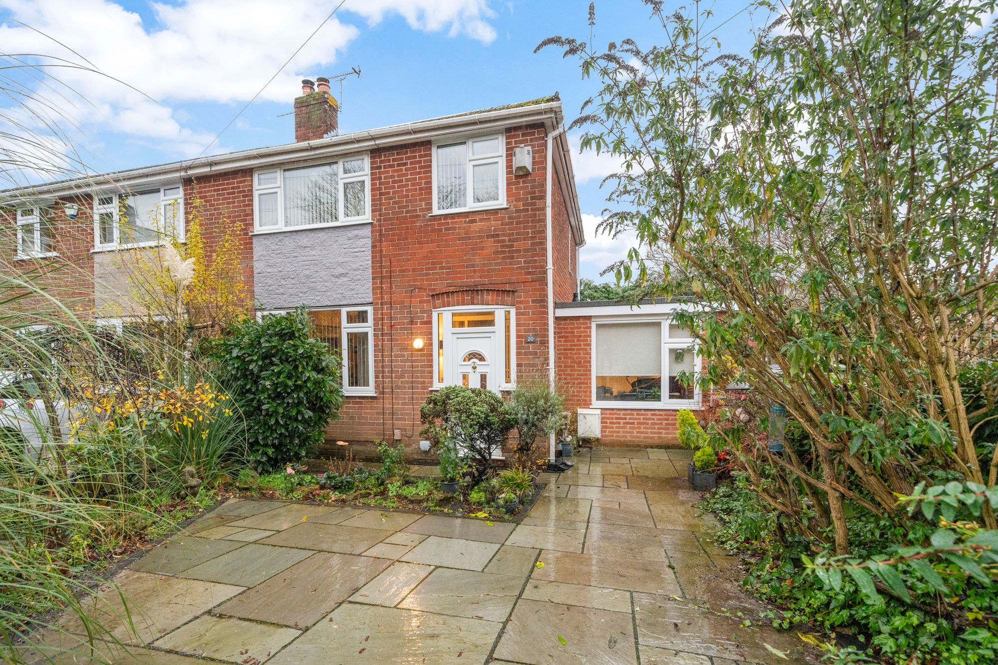 3 bedroom Semi-detached house Under Offer