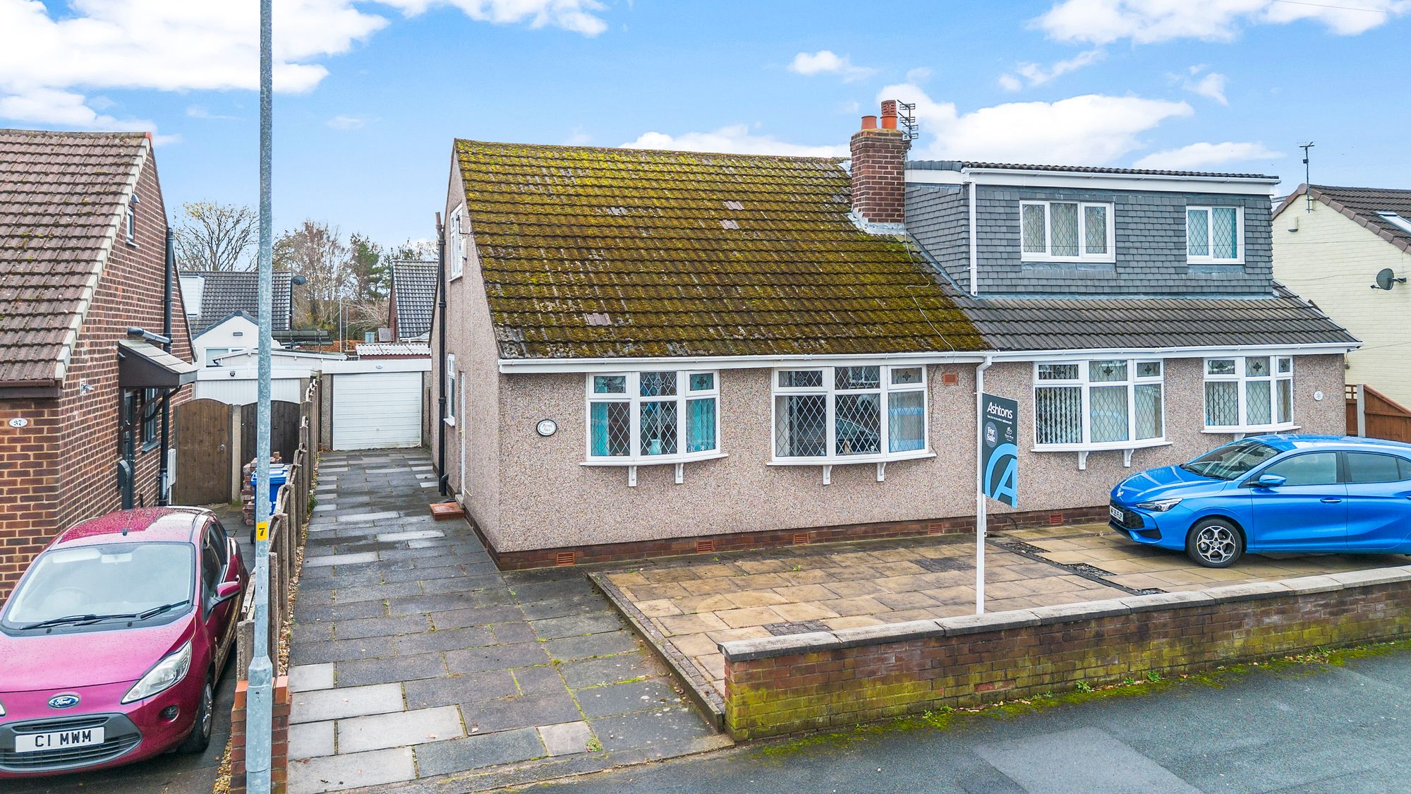 3 bedroom Semi-detached house Under Offer