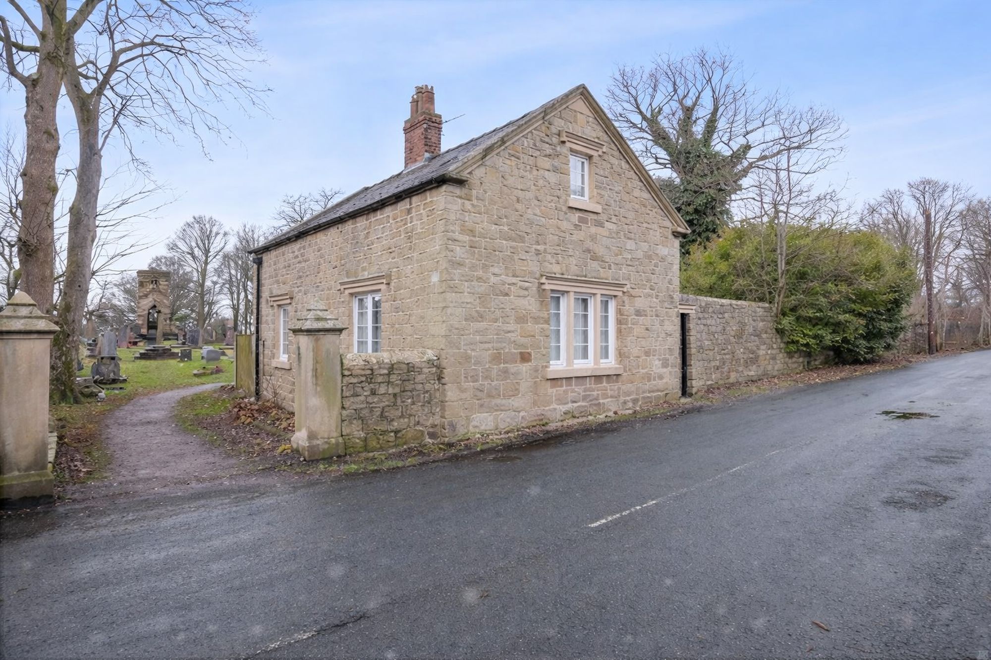 2 bedroom Detached house Under Offer