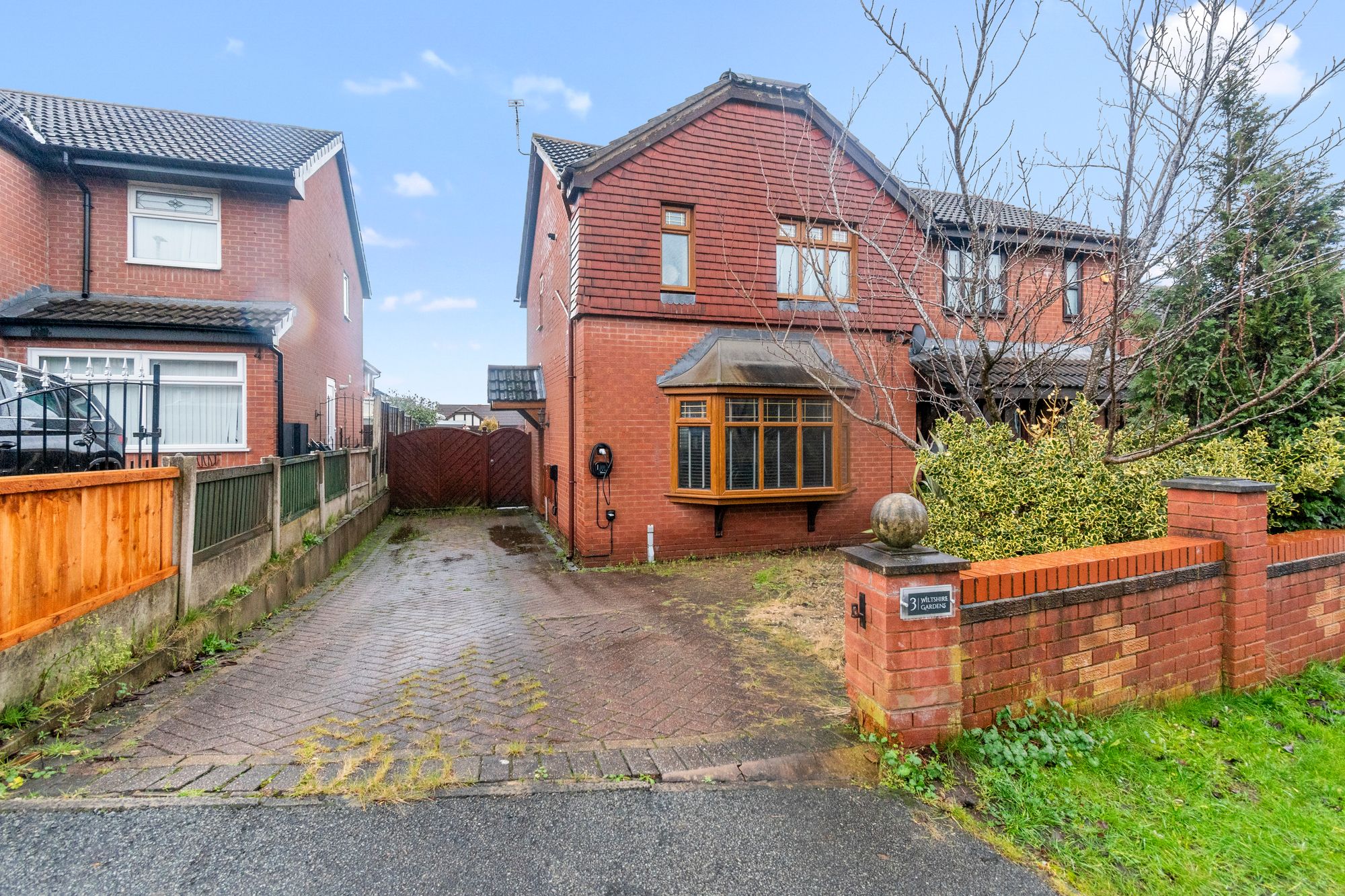 3 bedroom Semi-detached house Under Offer