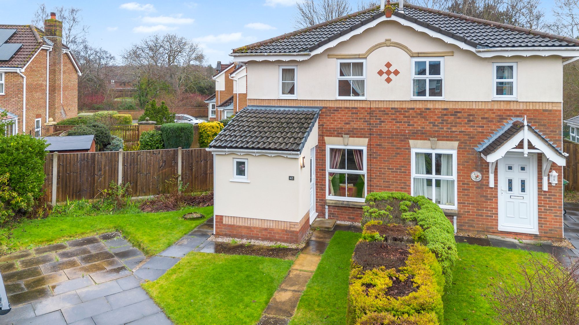 2 bedroom Semi-detached house Under Offer