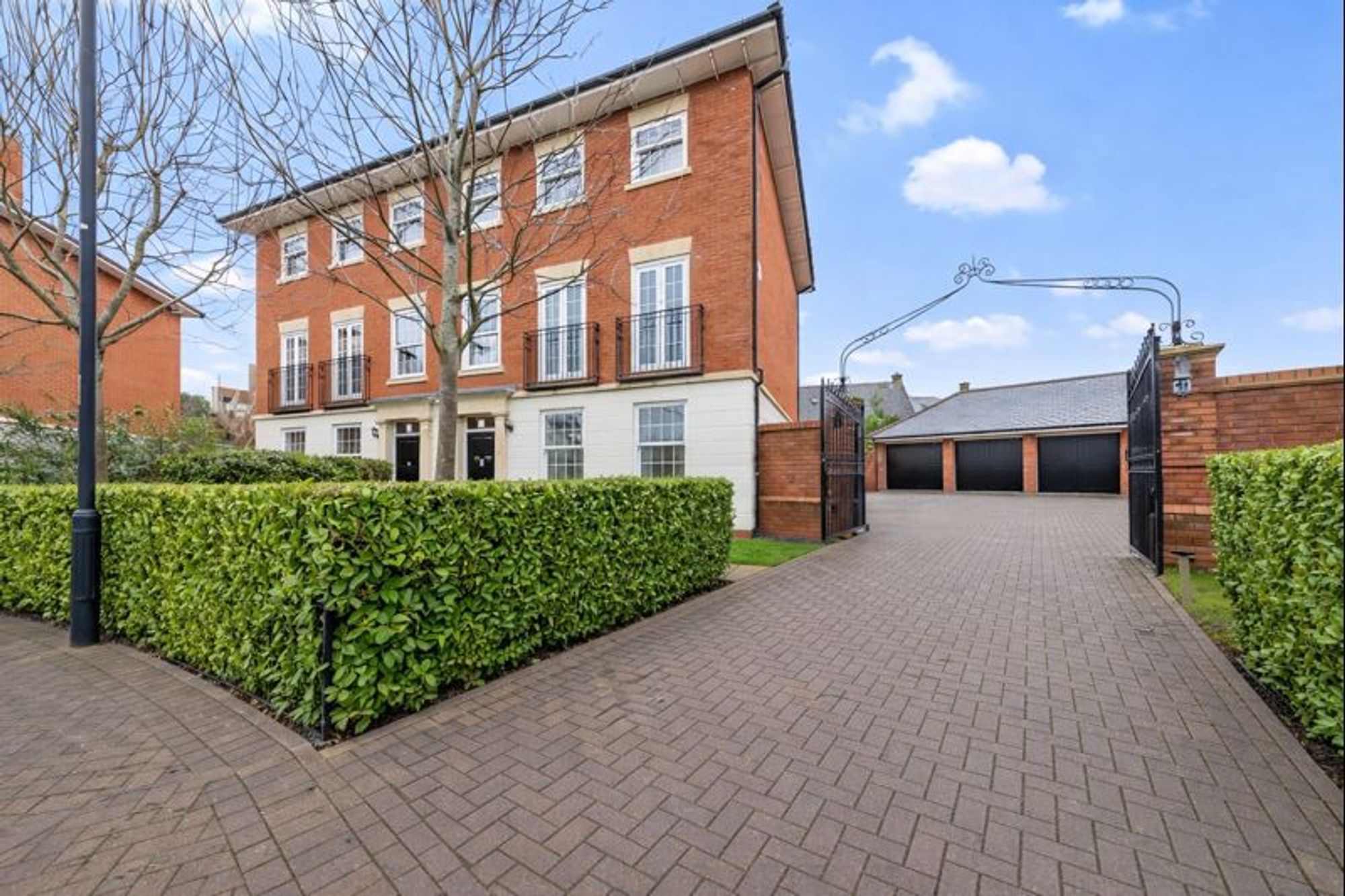 4 bedroom Semi-detached house Under Offer