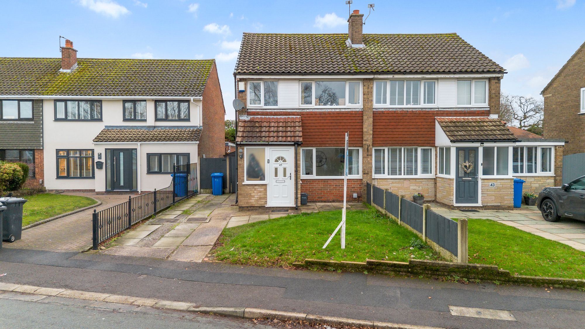 3 bedroom Semi-detached house Under Offer