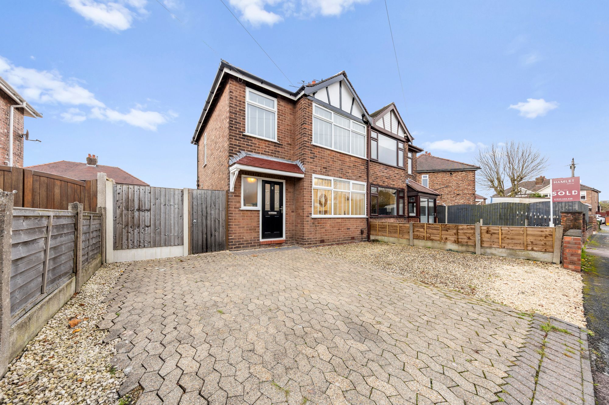 3 bedroom Semi-detached house Under Offer