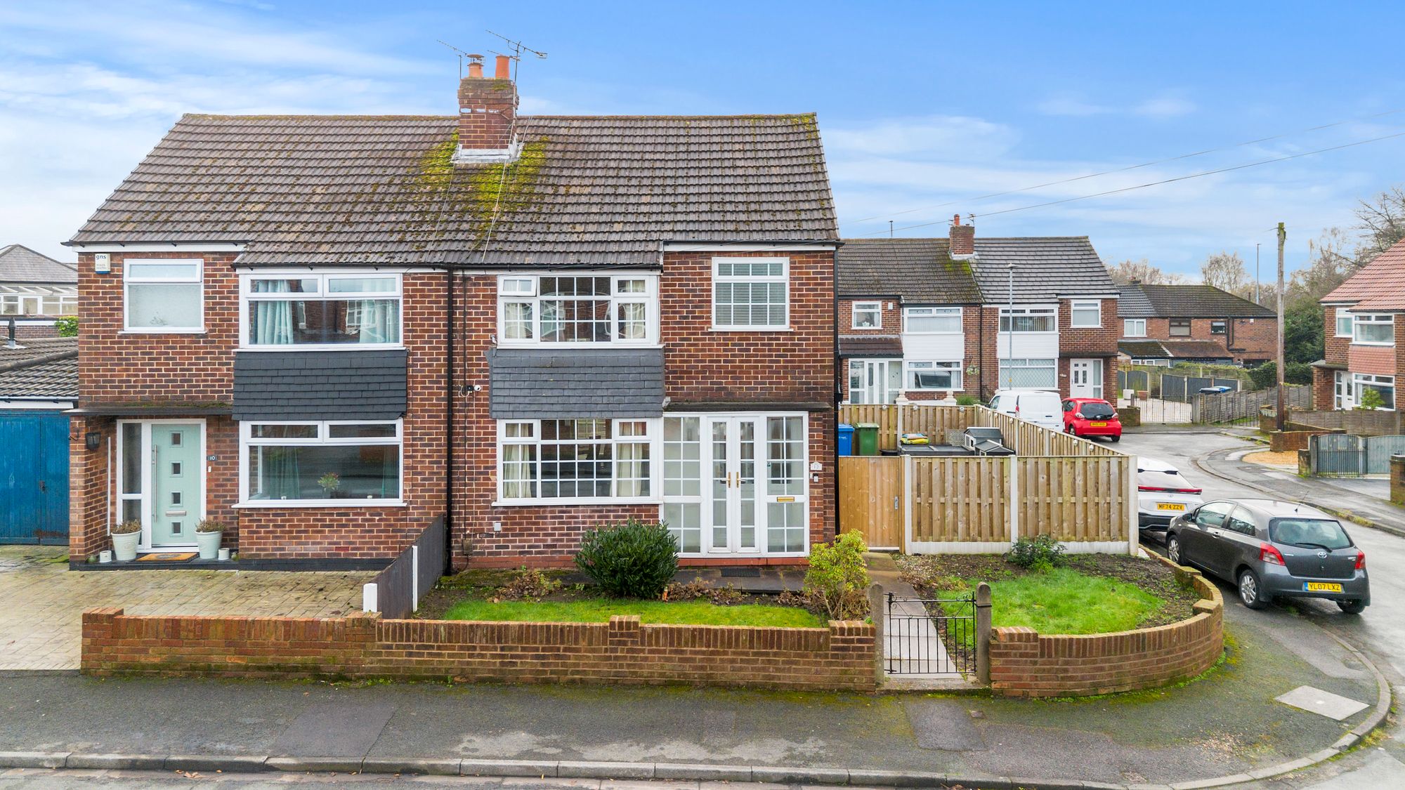 3 bedroom Semi-detached house Under Offer
