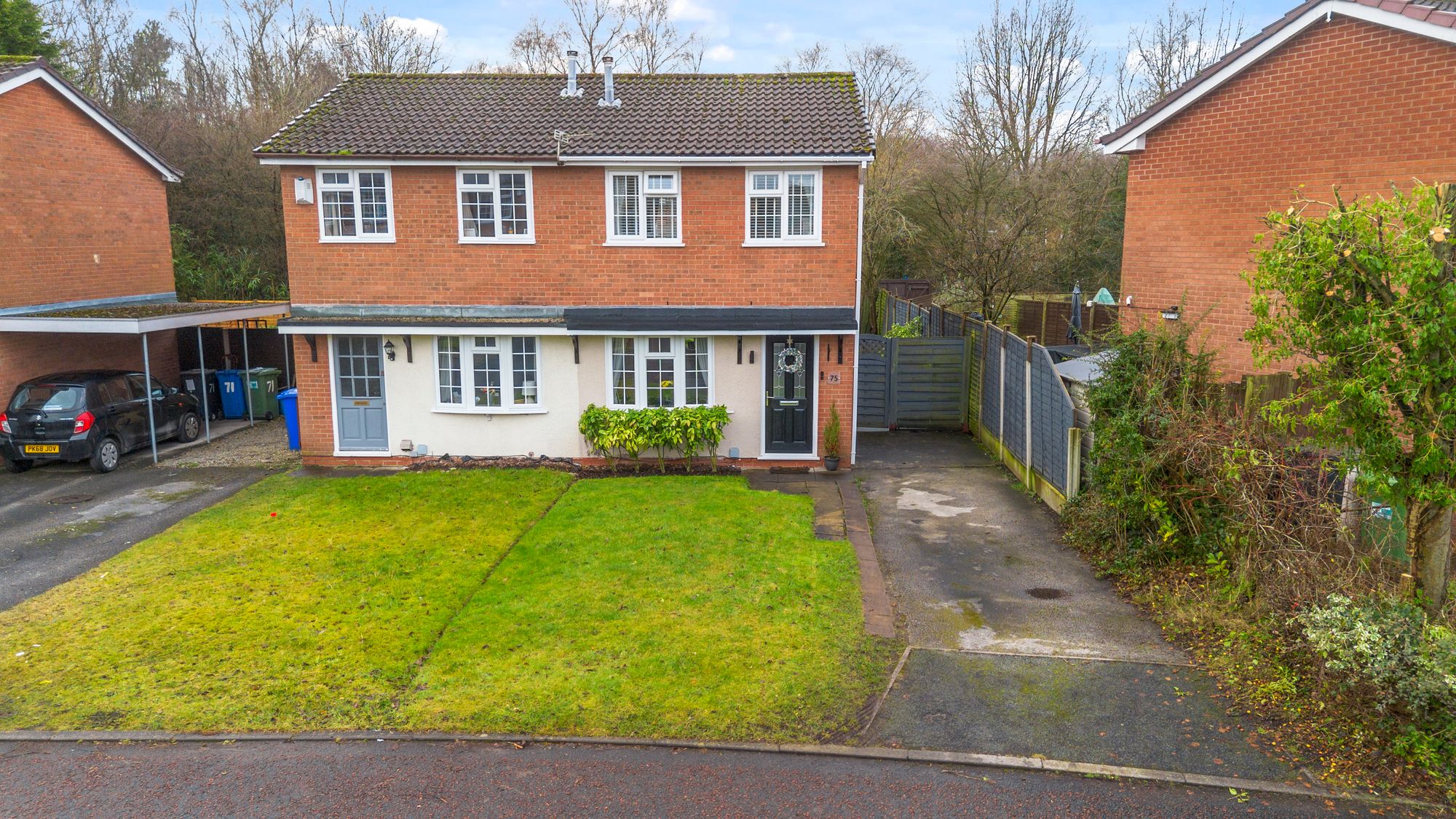 2 bedroom Semi-detached house Under Offer
